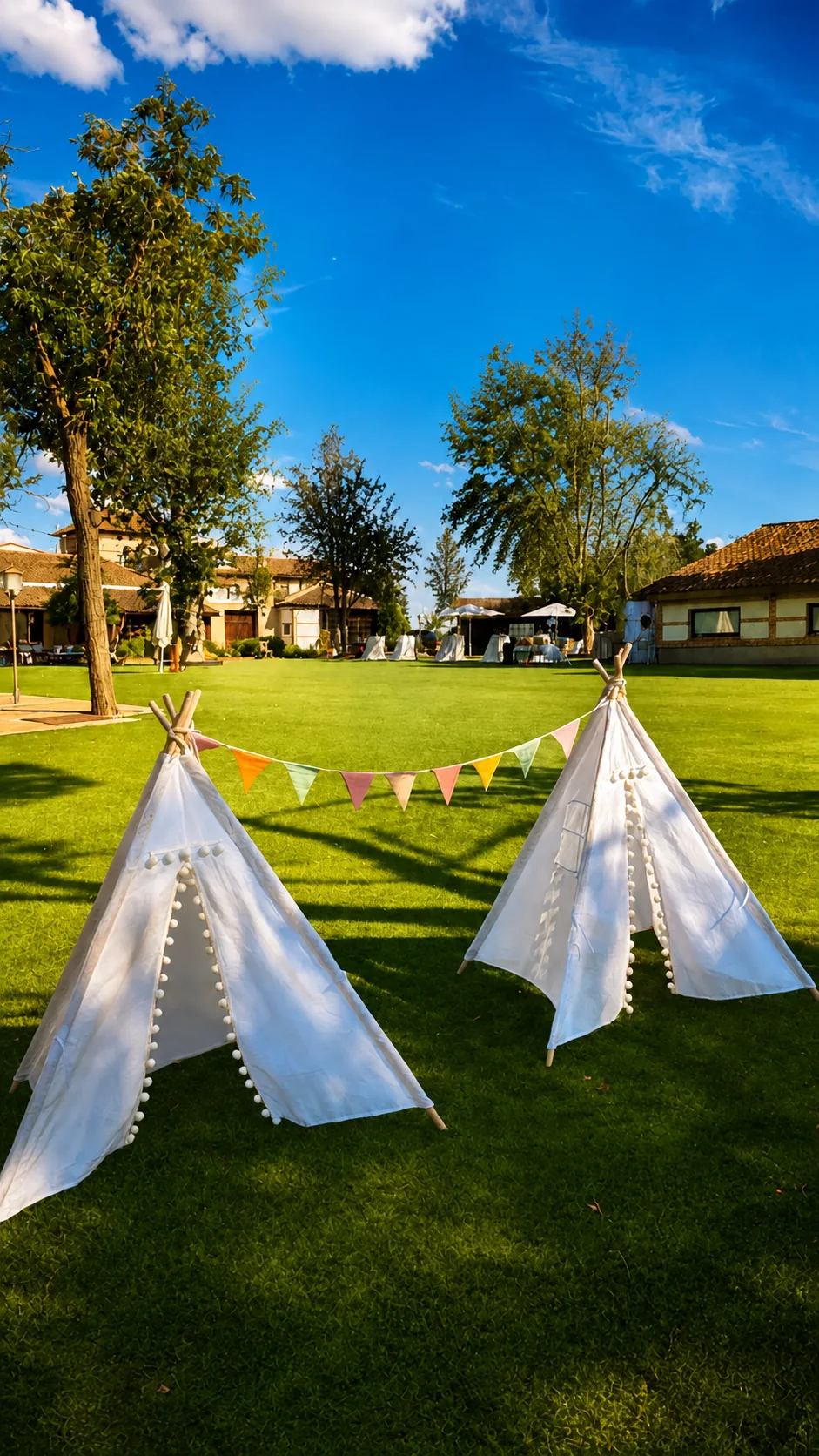 Zona de animación infantil con tipis en una boda